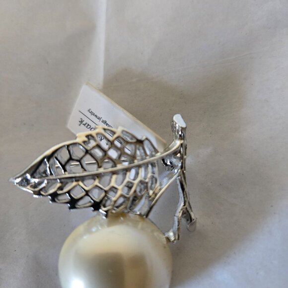 Vintage 1970 Sarah Coventry “Natures Pearl” Silver Ivory Domed Openwork Brooch - Picture 2 of 3